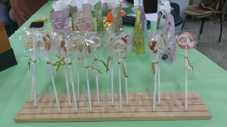 中藥加海藻糖的無糖棒棒糖。凃建豐攝