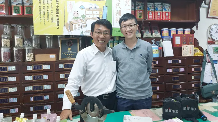 永興中藥行負責人盧永盛與兒子盧家茂一起經營中藥行。凃建豐攝