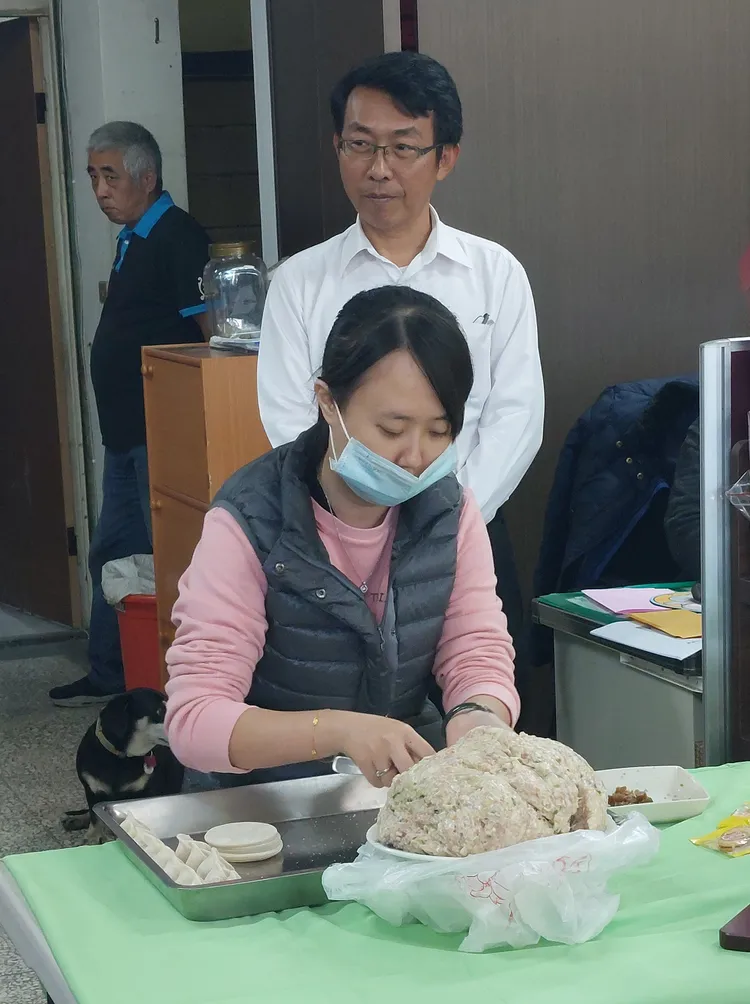 藥膳水餃內餡使用膠凍要花11小時熬煮。凃建豐攝