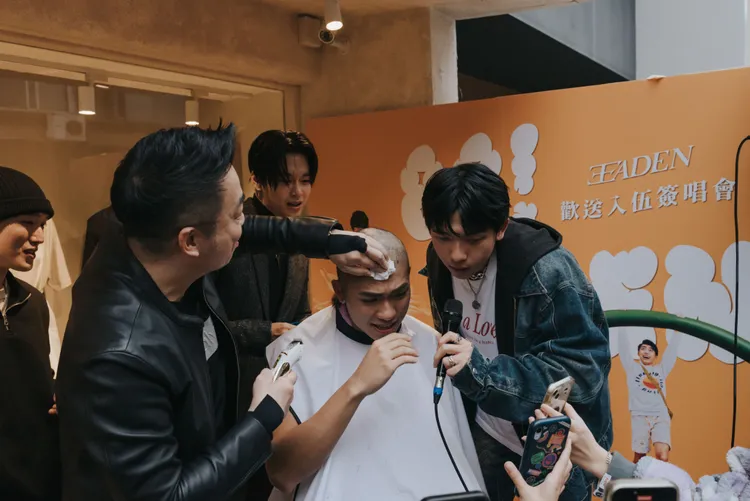 王ADEN上演剃頭秀。愛騰音樂有限公司提供