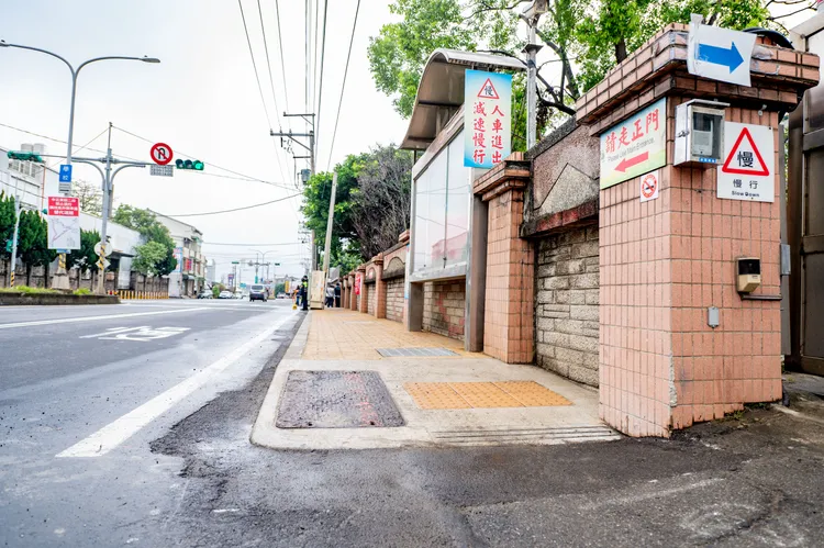 已完工的五權國小通學廊道改善工程。桃園市府提供