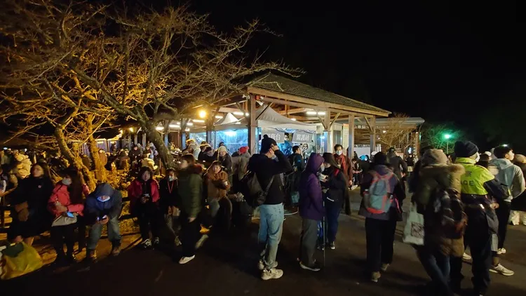 為了看2024年元旦日出，超過1萬名遊客冒著攝氏4、5度低溫，天未亮聚在阿里山國家森林遊樂區等待。中央社