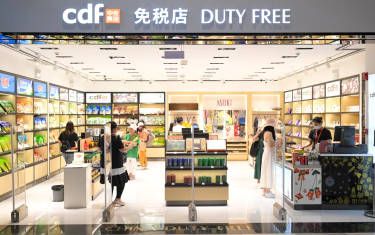 圖為海南三亞鳳凰國際機場國際航站樓內的免稅店。新華社