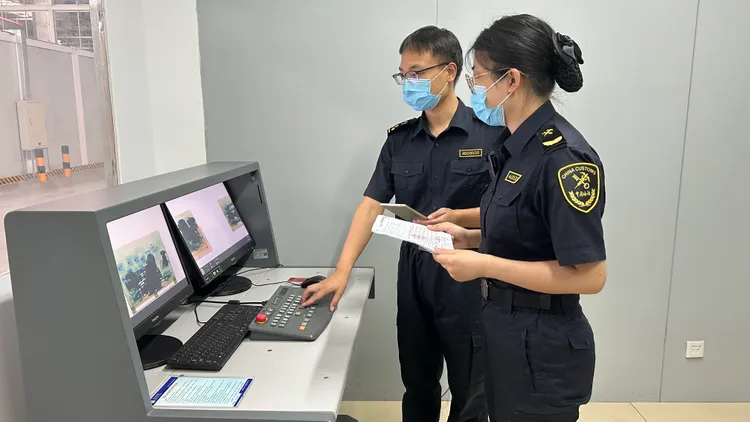 中國鄭州機場海關關員。新華社