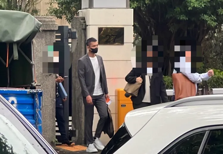 戴煒庭身穿素T搭配西裝外套、西裝褲出庭。陳彩玲攝