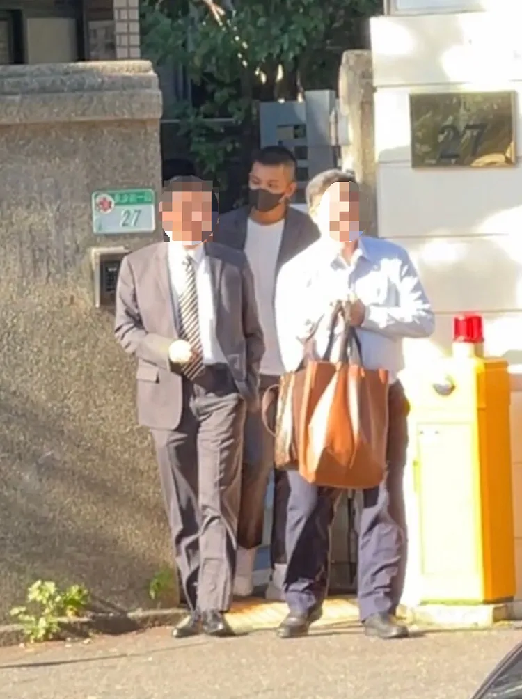 國安局戴姓上校（左）陪同兒子（中）出庭，右邊為律師。陳彩玲攝