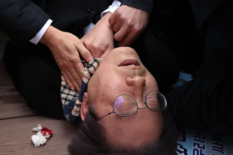 李在明2日在釜山遇襲，頸部被刺。資料照片