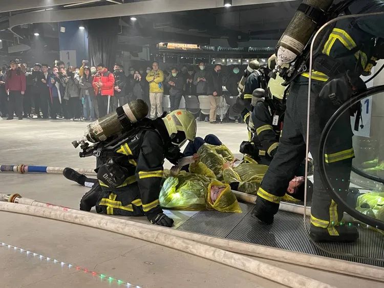 消防人員整裝。翻攝畫面