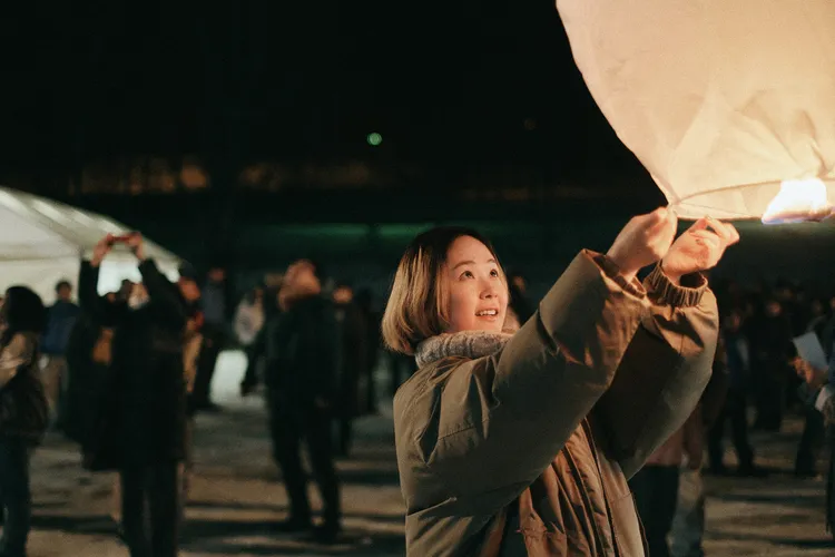 許光漢在旅程中遇到日本最年輕柏林影后黑木華。翻滾吧男孩電影股份有限公司提供