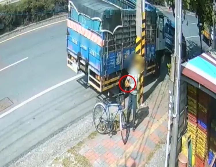 70歲黃姓老翁(紅圈出)食髓知味再度行竊烏魚子，遭商家報警逮人。翻攝自記者爆料網