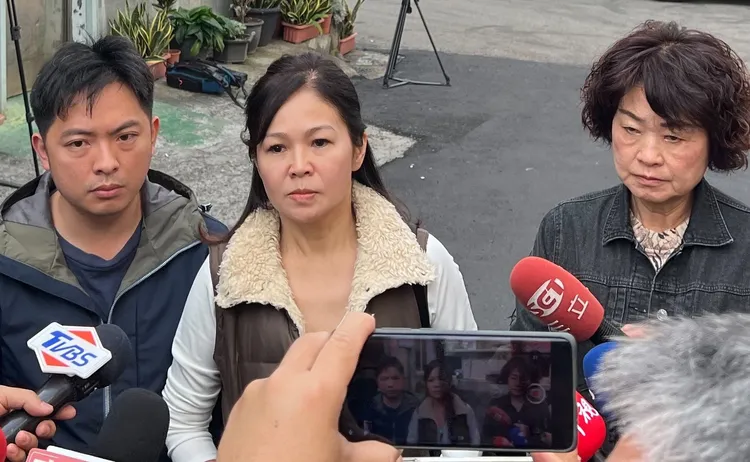 張誌家姊姊（中）前天與母親到中國處理張誌家後事。民眾提供