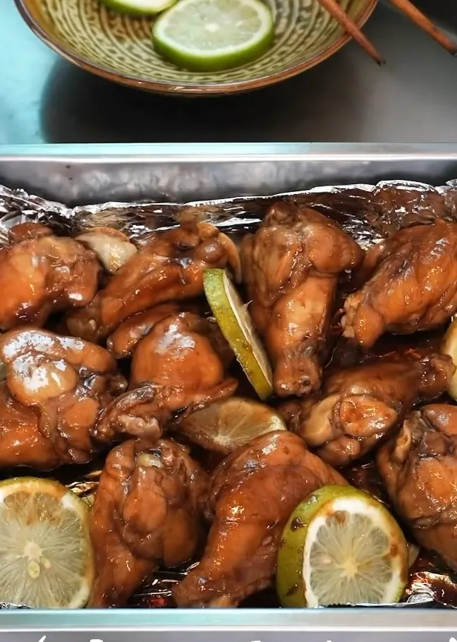 檸香蜂蜜烤雞食材準備:(醃料)醬油3大匙、
胡椒2克、油1大匙、蜂蜜2大匙、雞翅或小棒腿500克、大蒜6顆、檸檬1顆(蜂蜜水)、
蜂蜜1大匙、水60毫升。IG @woodywoody315 提供