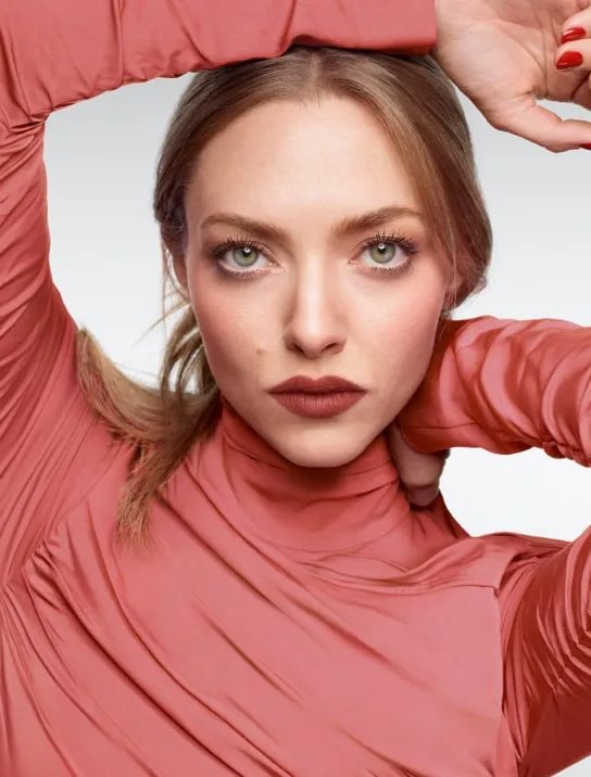 亞曼達席菲德演繹蘭蔻絕對完美唇膏全新棕色選。品牌提供