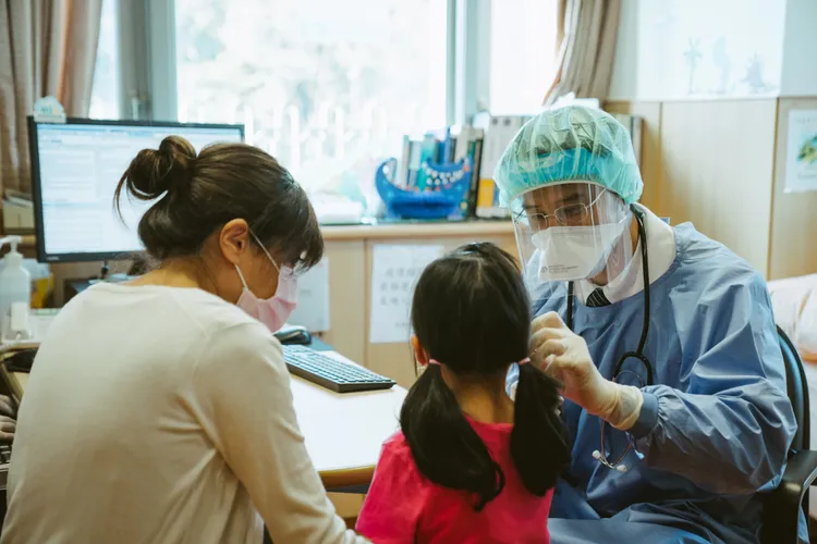 胡宇威自認本來就還蠻會逗小孩。大愛提供