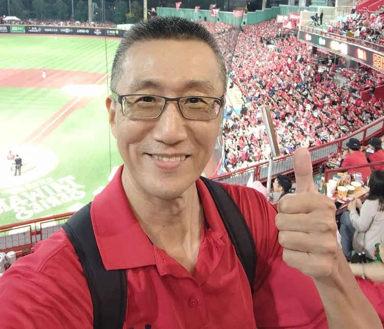 蔡明里曾任緯來體育台體育主播，後轉型成為YouTuber，經營YouTube頻道「蔡明里團長」。翻攝自蔡明里臉書