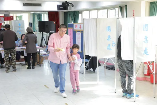 牽女兒小愛一起投票！基隆市長謝國樑：讓孩子體驗台灣的民主