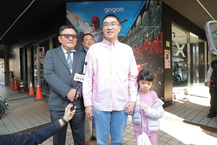 稍早市長謝國樑也帶著女兒現身投票所。翻攝照片