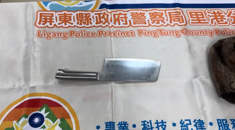 鄭姓犯嫌使用菜刀。翻攝畫面