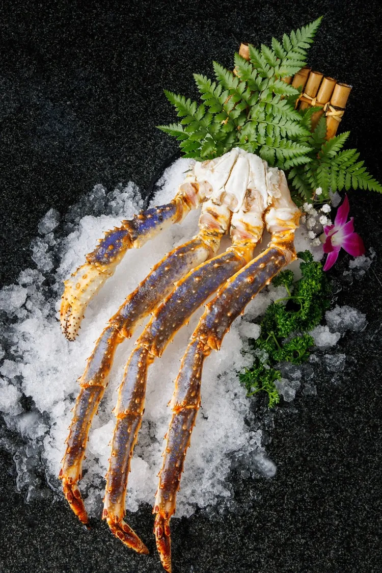 春節假期至撈王鍋物料理內用限定「祥龍迎春海陸套餐」，即可加價2380元同享外帶年菜重達一公斤俄羅斯野生鱈場蟹腿。業者提供
