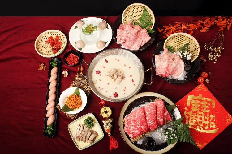 撈王鍋物料理「祥龍迎春，撈到福到」外帶年菜奢華日本A5和牛套組，建議售價2980元。業者提供