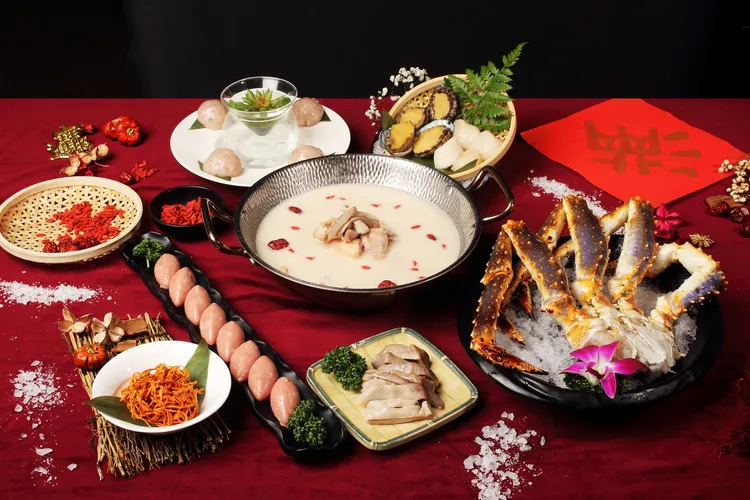 撈王鍋物料理「祥龍迎春，撈到福到」外帶年菜極致鱈場蟹套組，建議售價3980元。業者提供