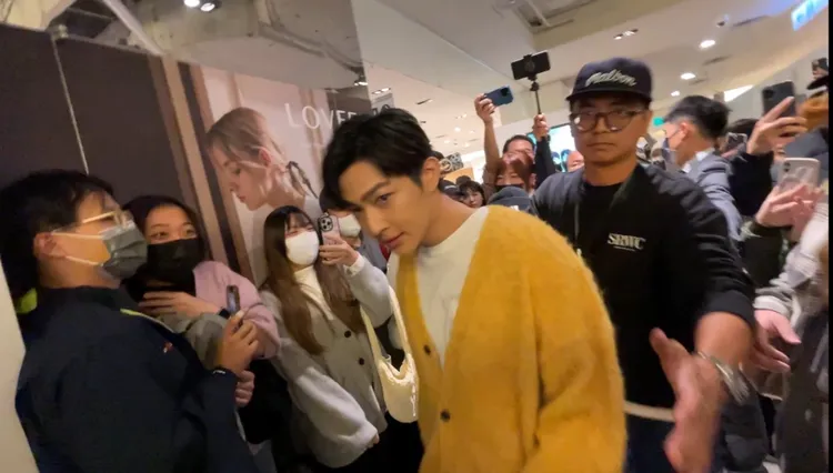 炎亞綸今台中擔任一日店長，現場走道被擠得爆滿。讀者提供