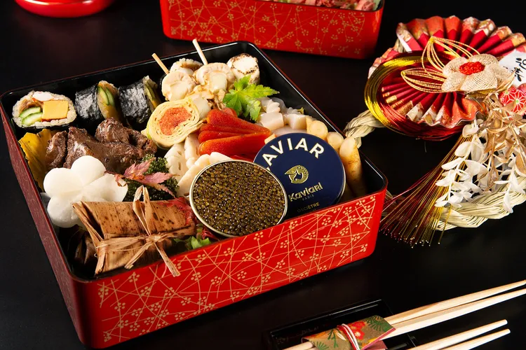 台北萬豪酒店「KOUMA新春御盒」以日式漆木盒盛裝上奢華珍饈。業者提供