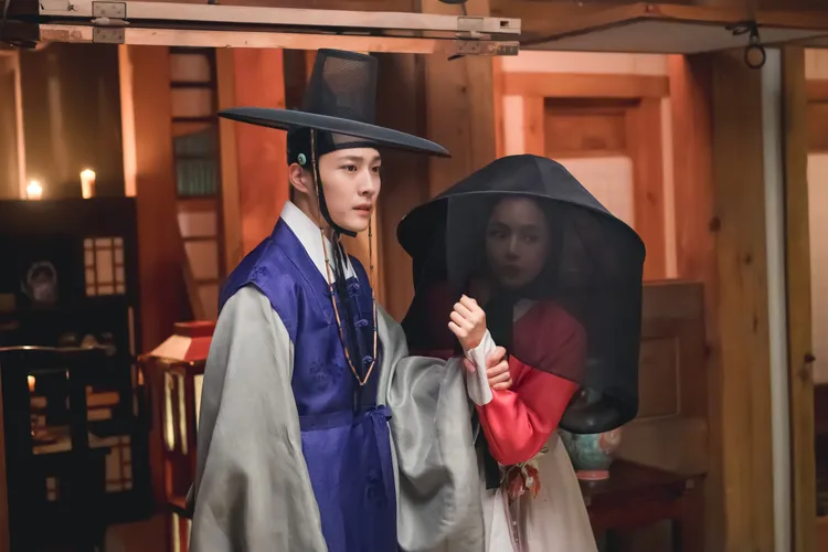 李荷妮（右）戲裡即使戴著面紗，也感受到李鍾元浪漫的眼神。friDay影音提供