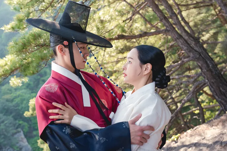 李荷妮（右）為了劇中的武打戲，產後6個月就去武術學校訓練。friDay影音提供