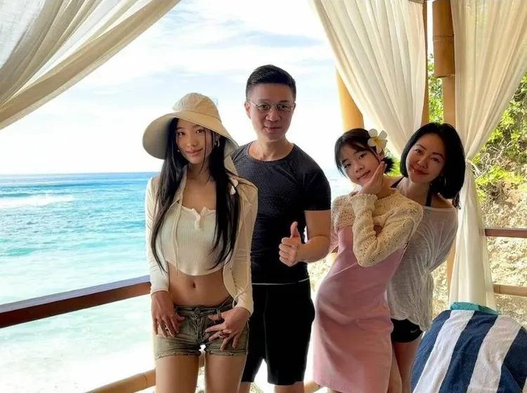 小S（左起）、許老三、Lily在海邊、溫暖的地方度假。翻攝小S IG