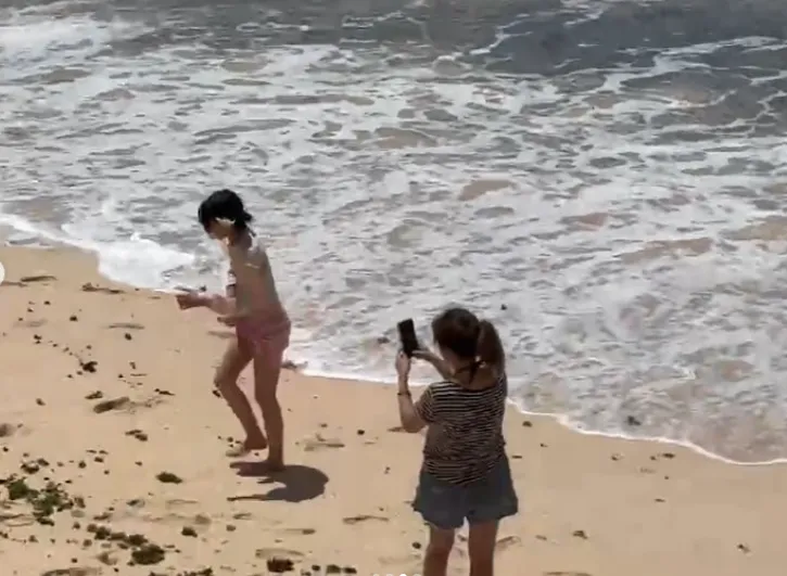 小S（徐熙娣）一家人在溫暖的地方度假，還在海邊戲水。翻攝小S IG