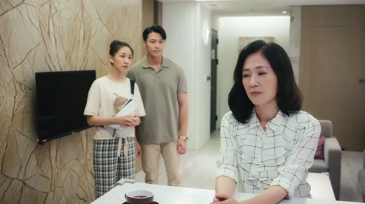 伊正治療太辛苦，夜裡總是跟李之勤（右）說想放棄，讓她傷心至極。華視提供