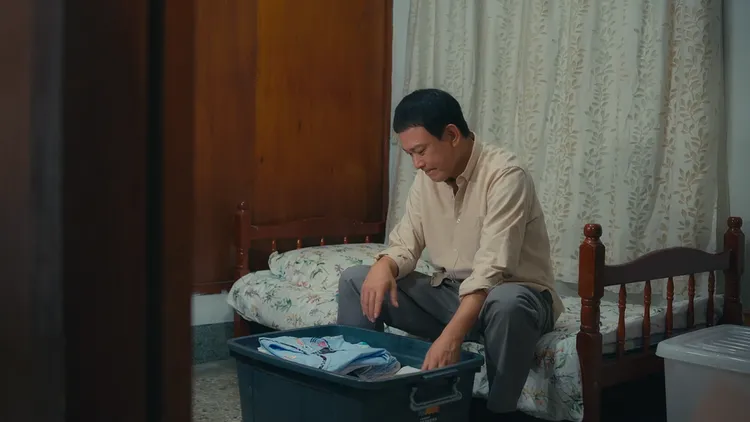 阿叔王識賢不捨地整理兄妹倆以前的東西。華視提供