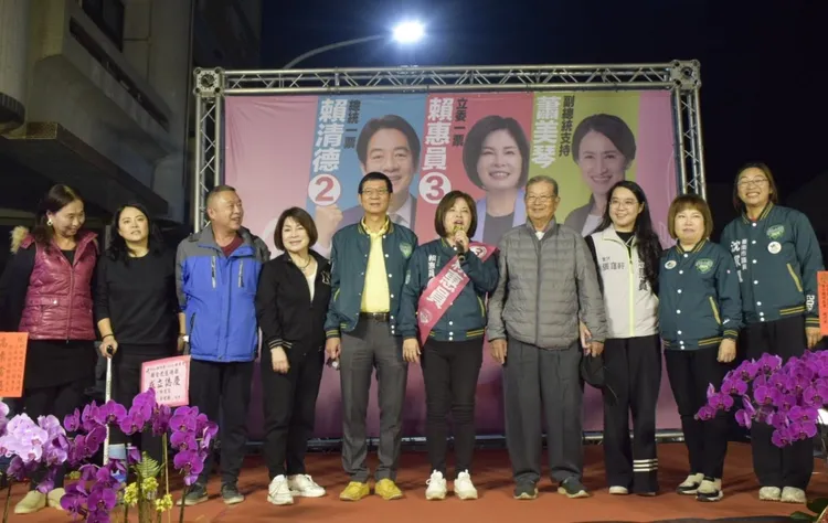 賴惠員與家人上台感謝鄉親支持。賴惠員競總提供