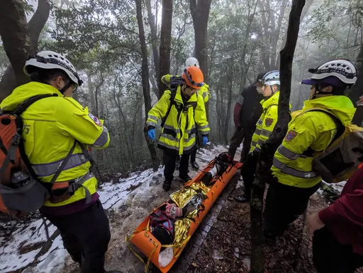 東眼山森林遊樂場賞雪民眾摔倒扭傷腳　警消花3小時搬運下山就醫