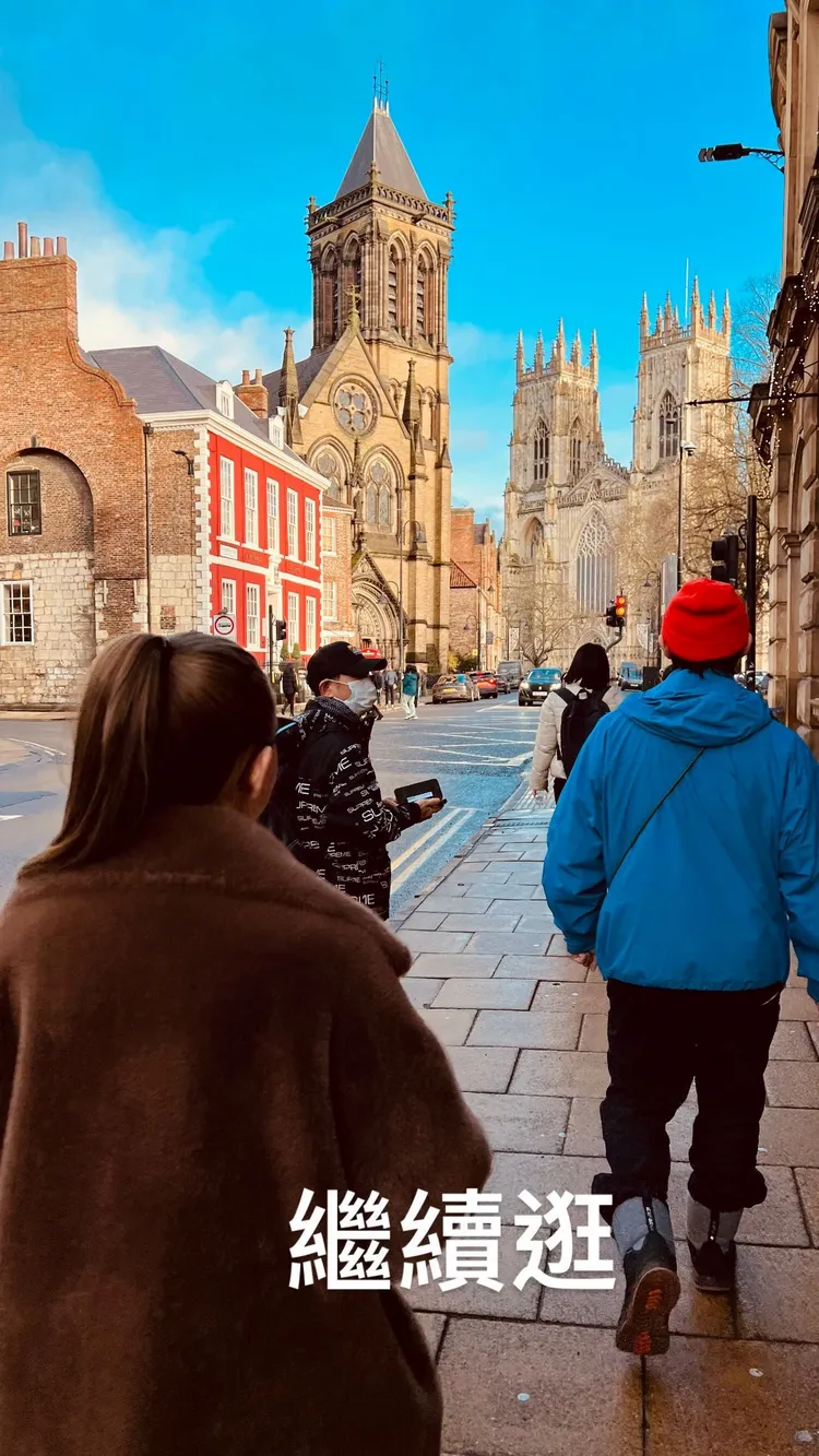 周杰倫與愛妻昆凌同遊漫步英國街頭。翻攝自周杰倫IG