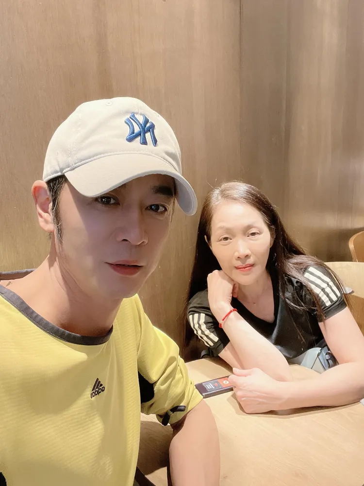 林秀玲和老公車禍後徒步走去找捷運站，中途則找個地方喝咖啡，「算是意外的約會」。翻攝林秀玲臉書