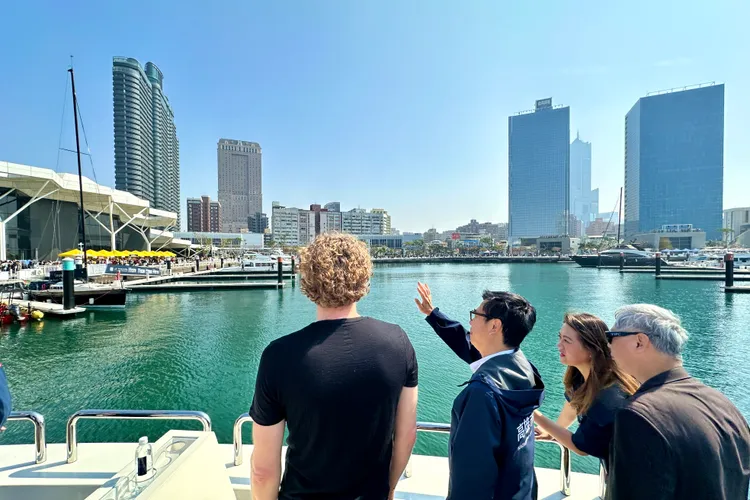 陳其邁向霍夫曼表示，黃色小鴨再次重返高雄，見證10年發展與城市風貌。市府提供