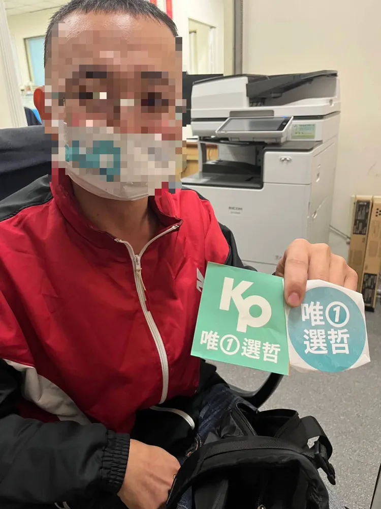 這名男子出示隨身攜帶的選舉小物辯稱是柯粉，帶空氣槍是為了防身。民眾提供