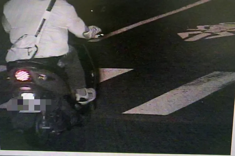 該名男子獨自騎機車到柯文哲造勢會場。民眾提供