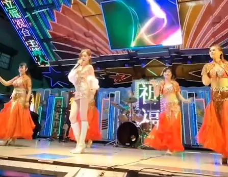 瀨昆妮近日在廟會登台大跳艷舞。翻攝長瀨昆妮IG