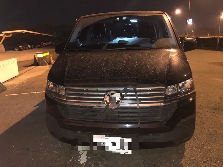 多輛車閃避不及紛紛擦撞引擎。讀者提供