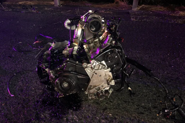 引擎竟脫離車身，噴飛到對向車道。讀者提供