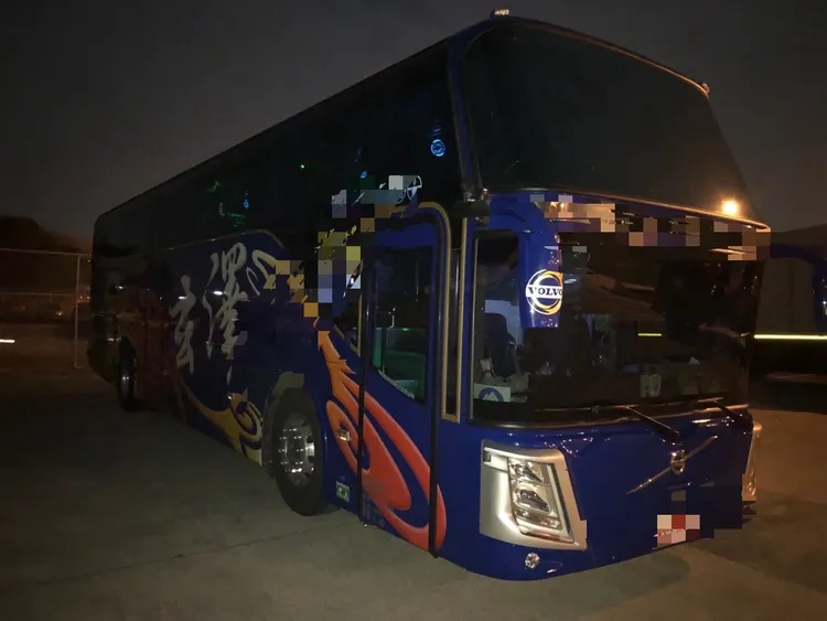 多輛車閃避不及紛紛擦撞引擎。讀者提供