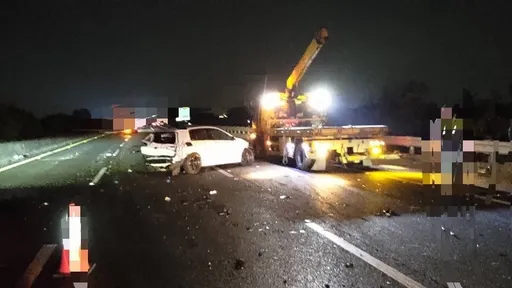轎車國道自撞護欄零件散一地 引擎竟噴飛對向車道!6車慘遭「擊落」