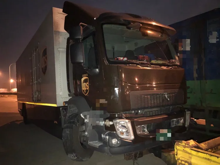 多輛車閃避不及紛紛擦撞引擎。讀者提供