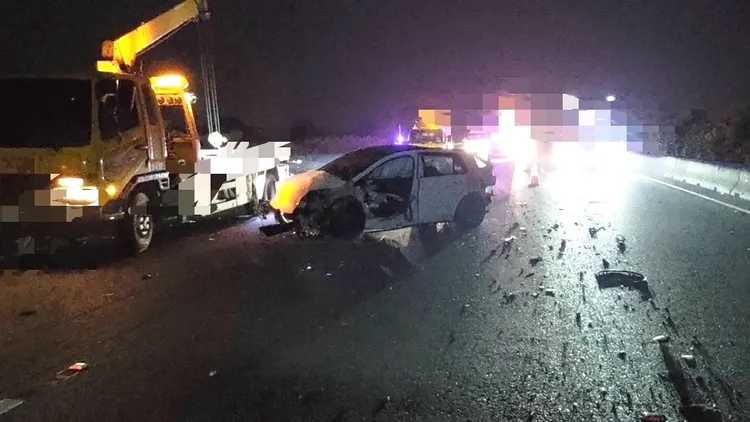 轎車零件散落一地。讀者提供