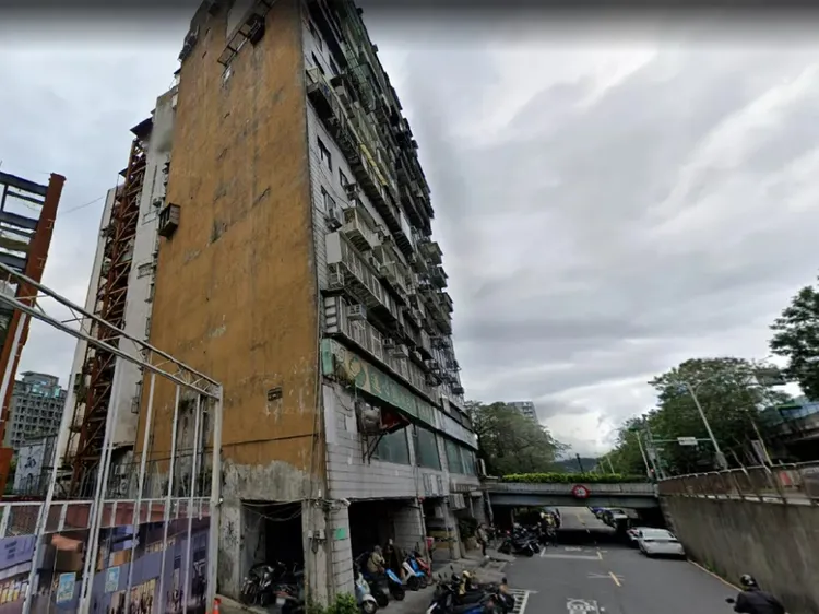 錦新大樓有「猛鬼大樓」、「最猛兇宅」之稱。翻攝google map