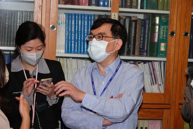 台大感染科權威黃立民表示，目前趨勢建議每年至少打一劑新冠疫苗。資料照