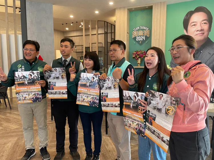 台南競總執行總幹事蔡筱薇、民進黨團總召郭鴻儀率市議員呼籲鄉親「選一個跟你一樣好的台南人」。競總提供